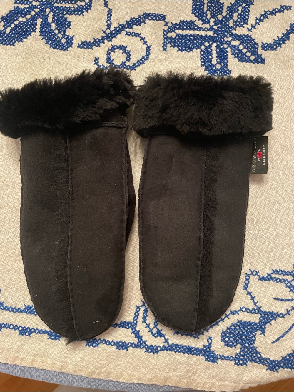 Crown Black Shearling Women's Mittens
